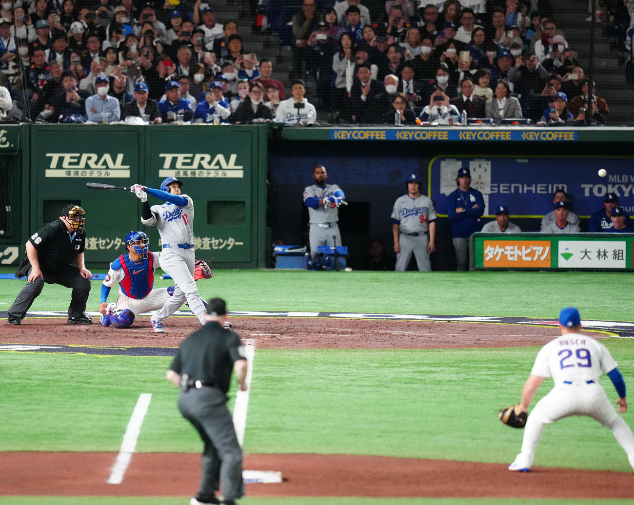 カブス対ドジャース　5回表ドジャース1死一塁、右前打を放つ大谷（撮影・江口和貴）