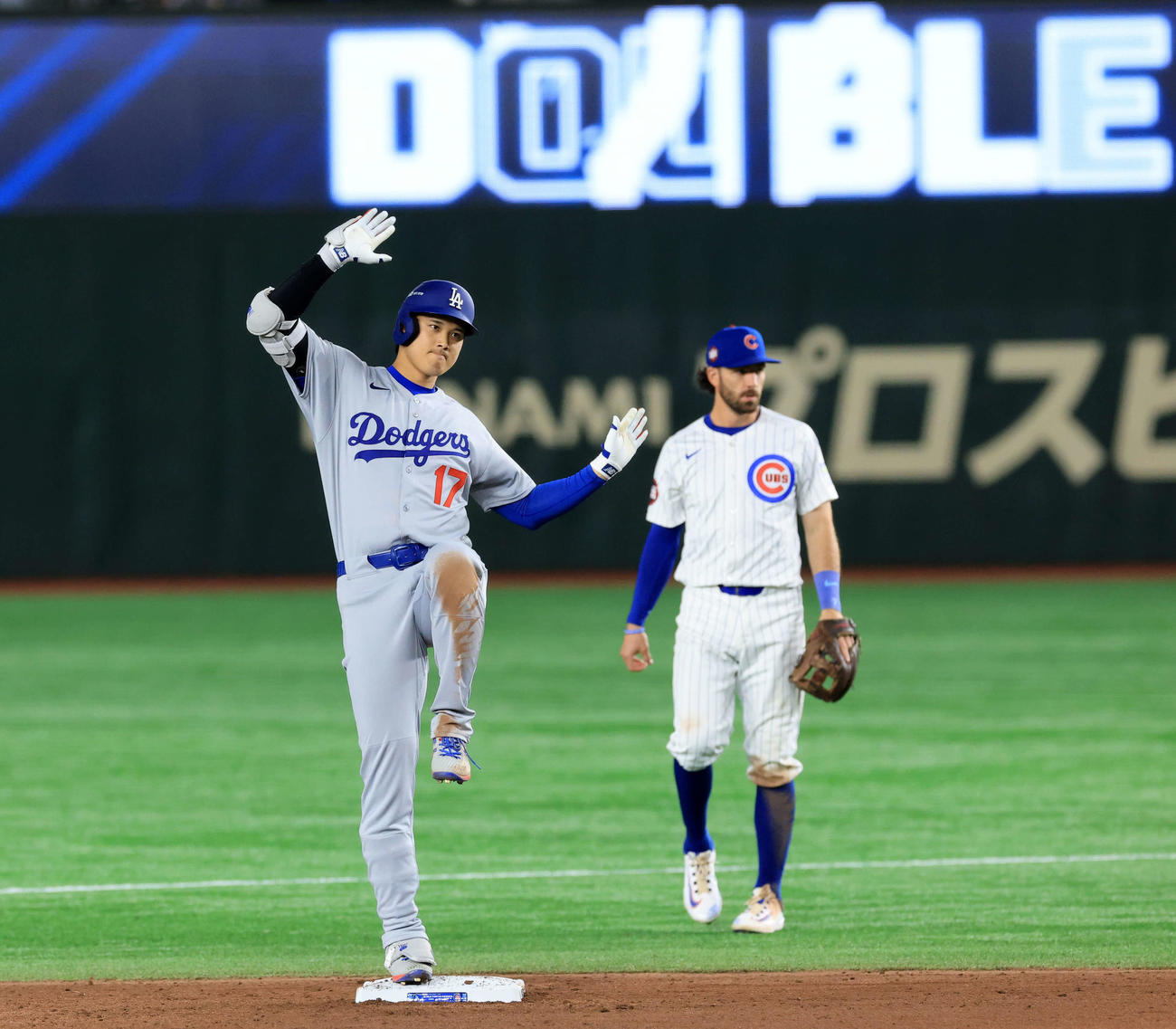 カブス対ドジャース　9回表ドジャース無死、大谷は右二塁打を放ちポーズ（撮影・浅見桂子）