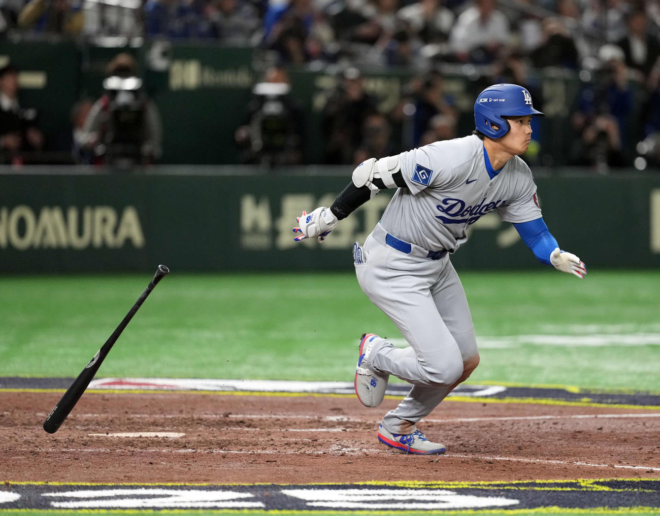 カブス対ドジャース　9回表ドジャース無死、右二塁打を放つ大谷（撮影・たえ見朱実）