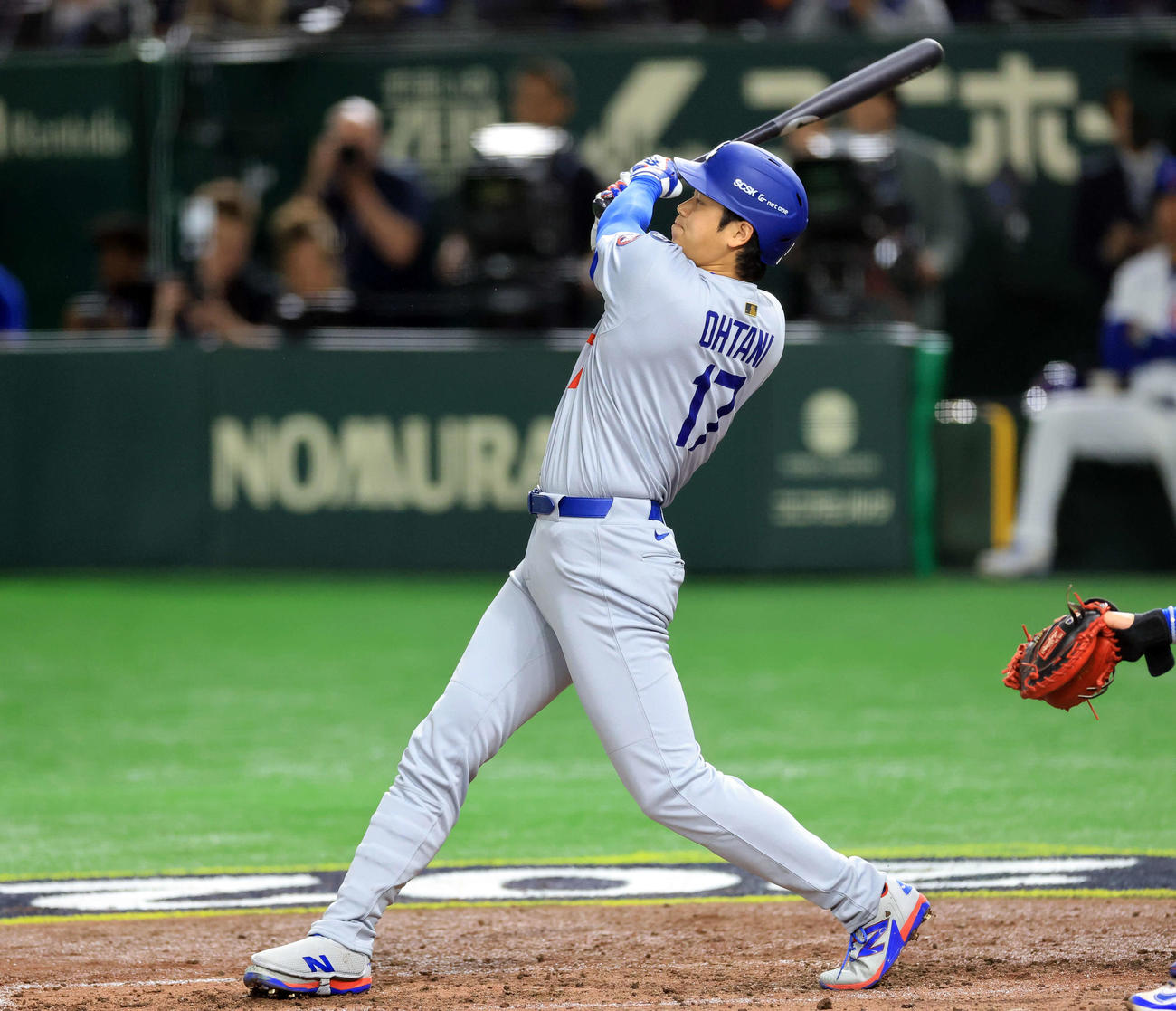 カブス対ドジャース　5回表ドジャース1死一塁、大谷は右前打を放つ（撮影・浅見桂子）