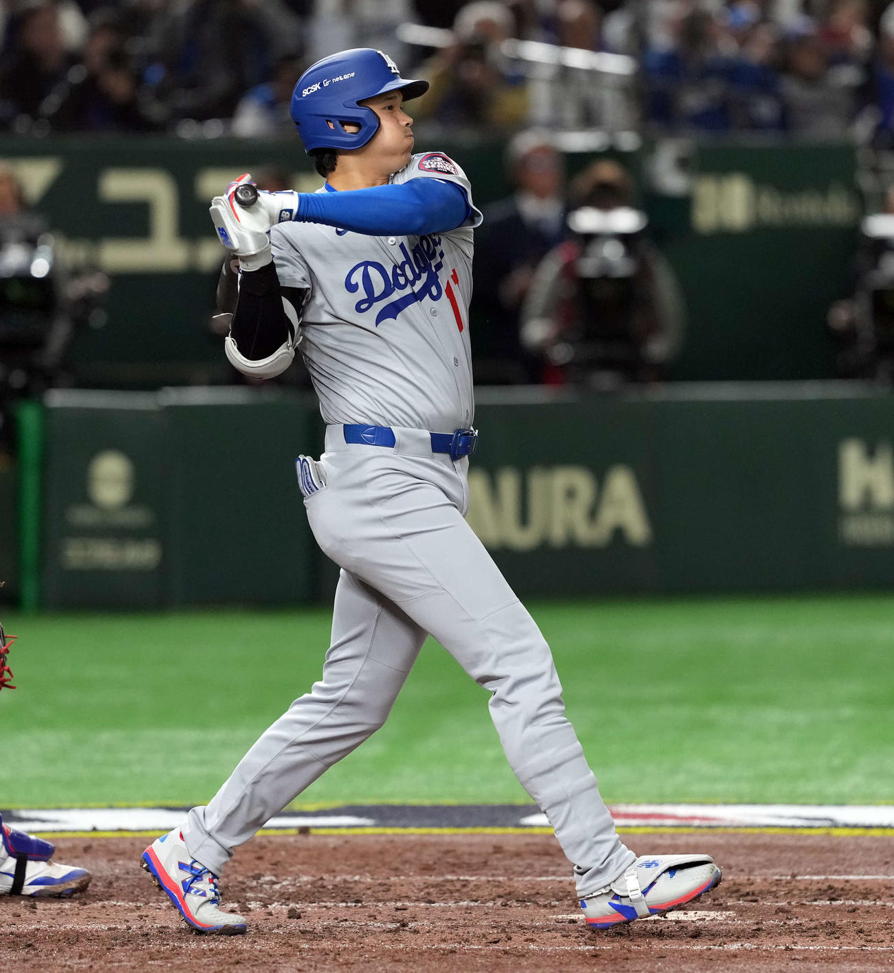 カブス対ドジャース　5回表ドジャース1死一塁、右前打を放つ大谷（撮影・たえ見朱実）
