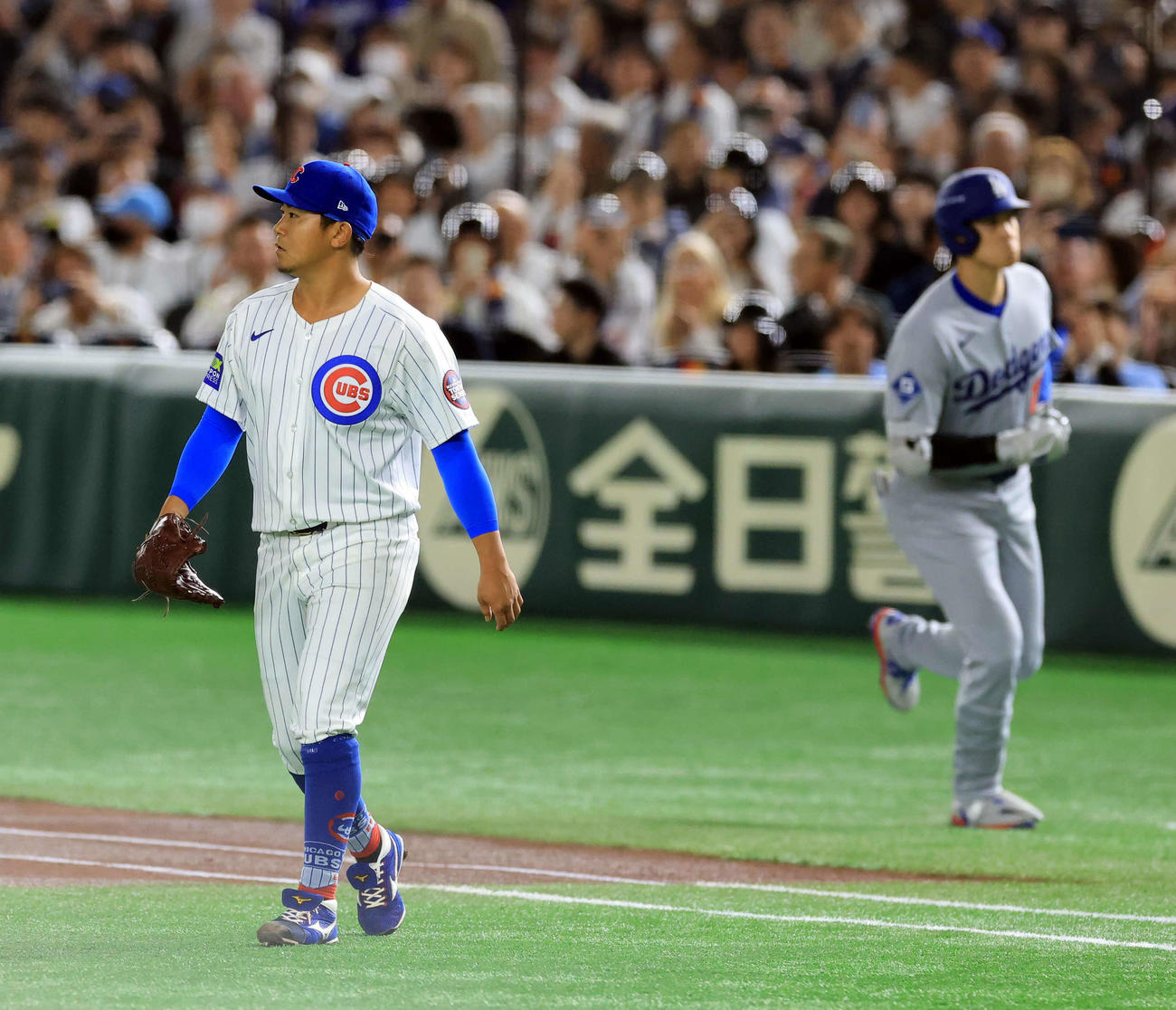 カブス対ドジャース　1回表ドジャース無死、大谷（後方）を二塁ゴロに仕留めた今永（撮影・浅見桂子）