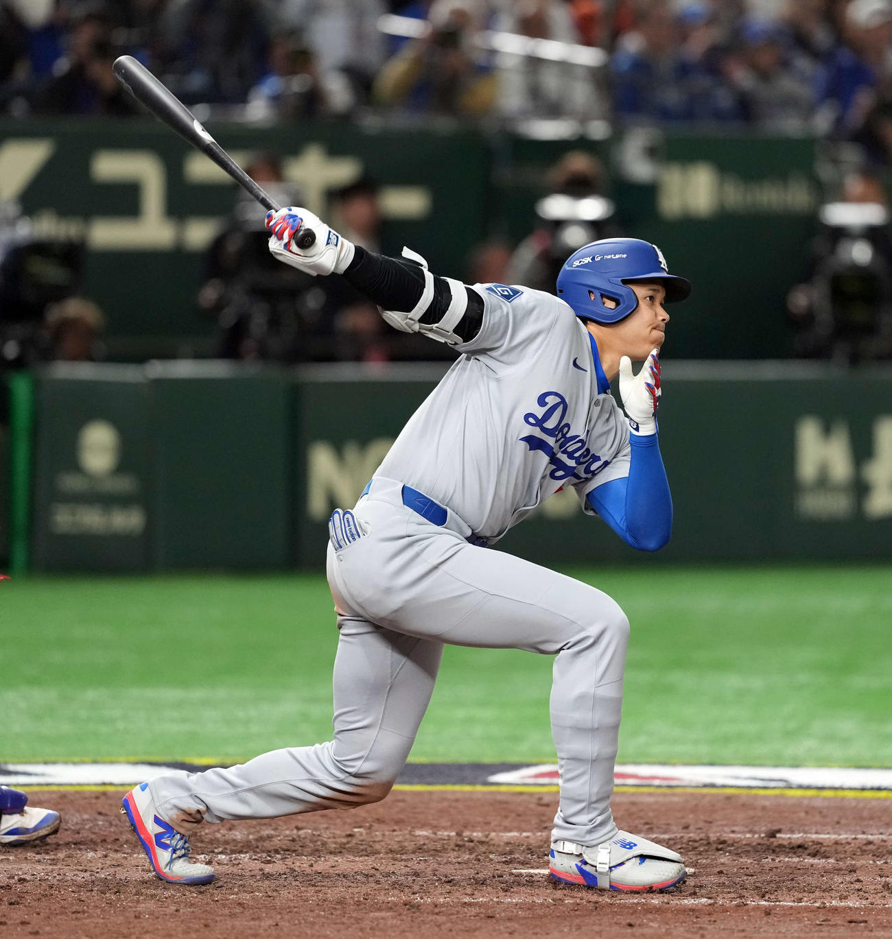 カブス対ドジャース　9回表ドジャース無死、右二塁打を放つ大谷（撮影・たえ見朱実）