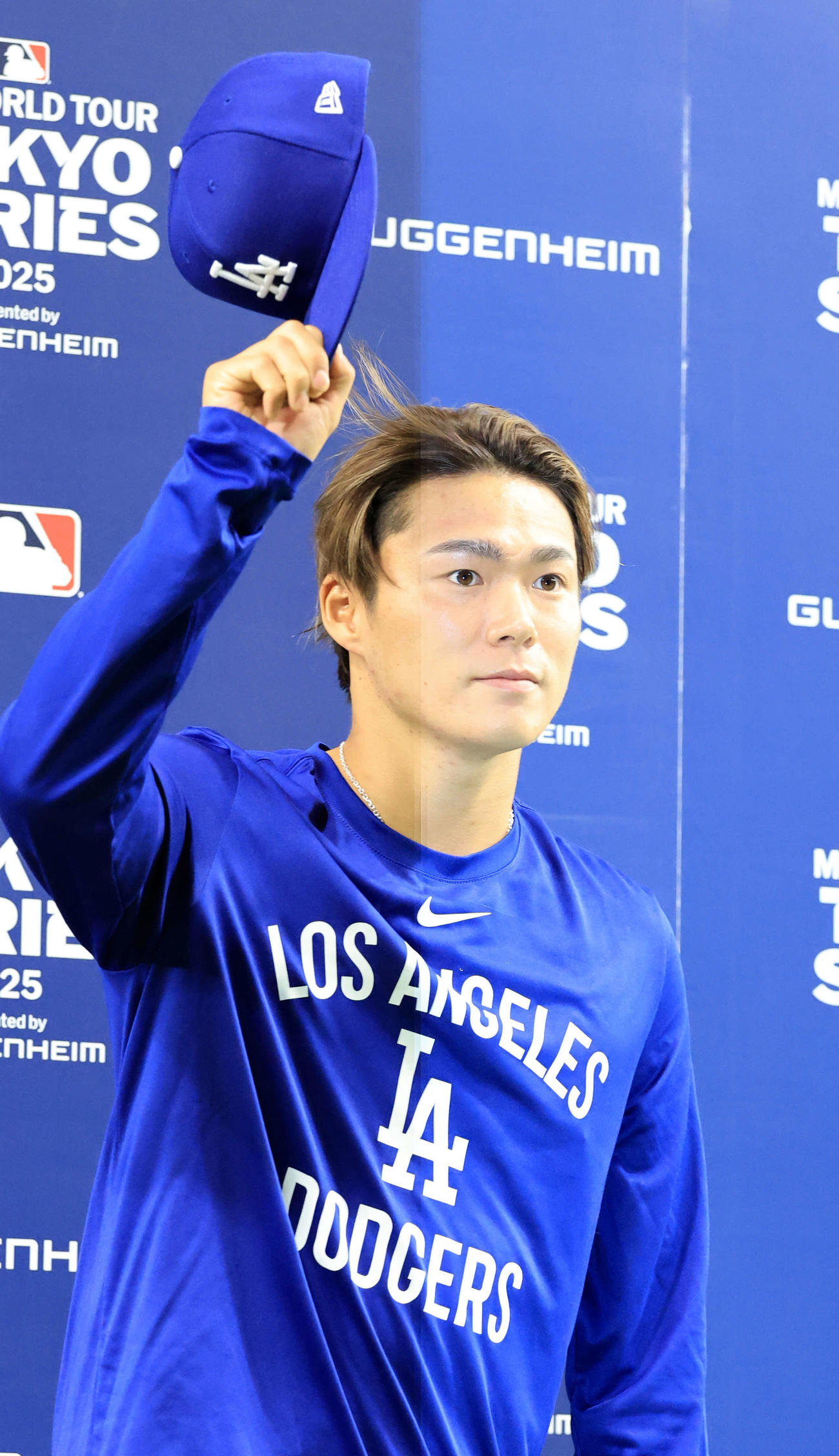 カブス対ドジャース　開幕戦勝利を決め、スタンドにあいさつするドジャース山本（撮影・浅見桂子）