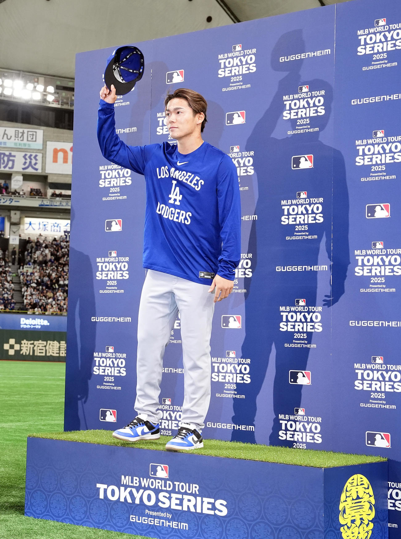 カブス対ドジャース　今季1勝目を挙げヒーローインタビューで声援に応えるドジャースの山本（撮影・たえ見朱実）