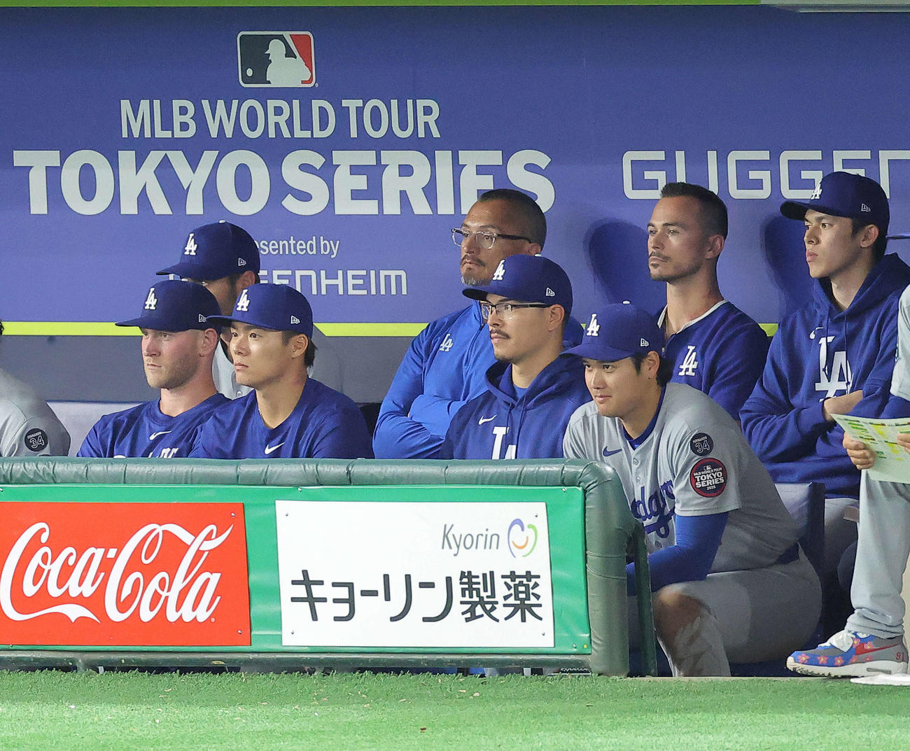 カブス対ドジャース　9回裏、戦況を見守るドジャース大谷（手前右）山本（左から2人目）佐々木（後方右）（撮影・河田真司）