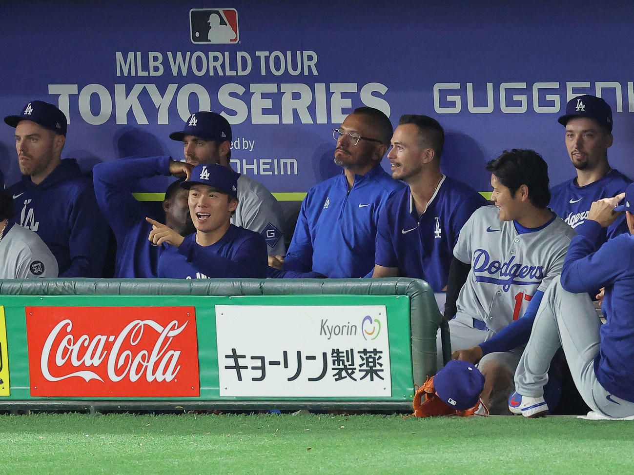 カブス対ドジャース　9回表ドジャース1死三塁、T．ヘルナンデスの適時打で生還後、ベンチで山本（手前左）と笑顔で言葉を交わす大谷（撮影・河田真司）
