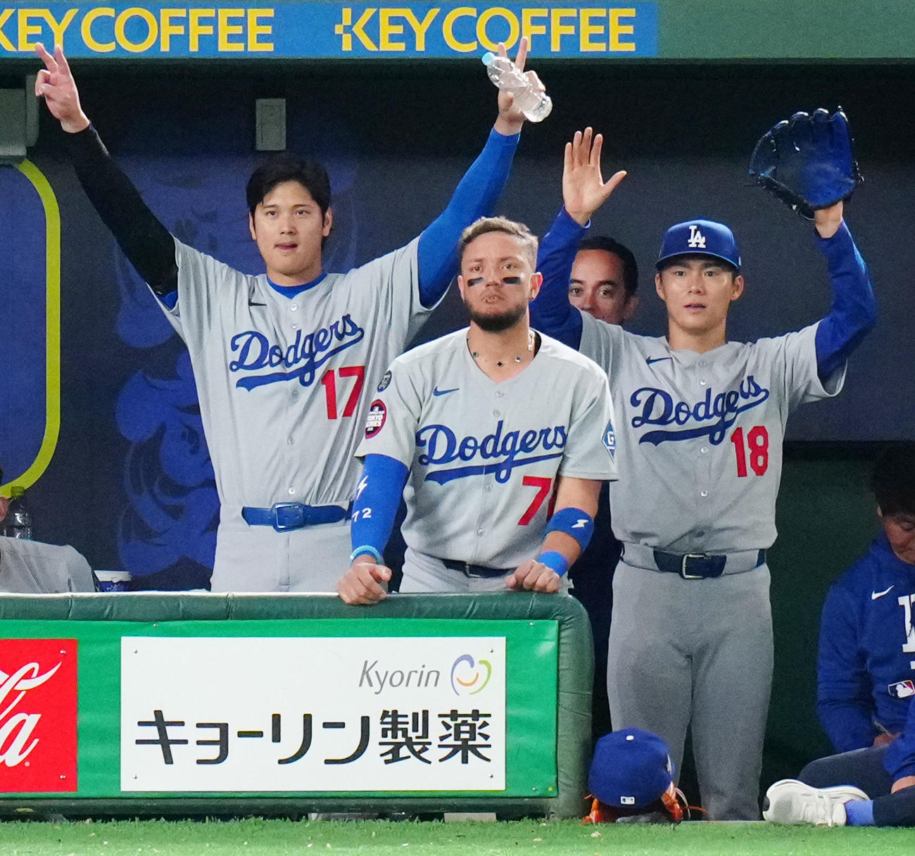 カブス対ドジャース　5回表ドジャース2死二塁、スミスが適時打を放ち喜ぶ、左から大谷、ロハス、山本（撮影・江口和貴）