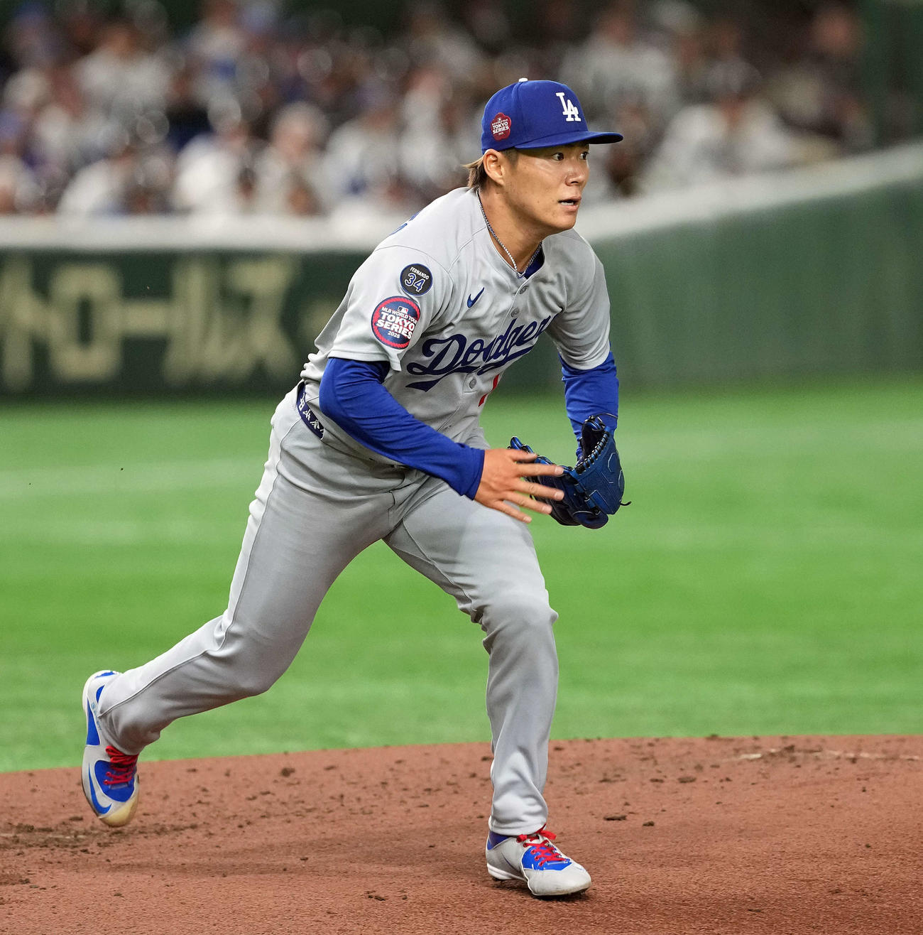 カブス対ドジャース　3回裏カブス2死、マイケル・ブッシュの打球を追う山本（撮影・たえ見朱実）