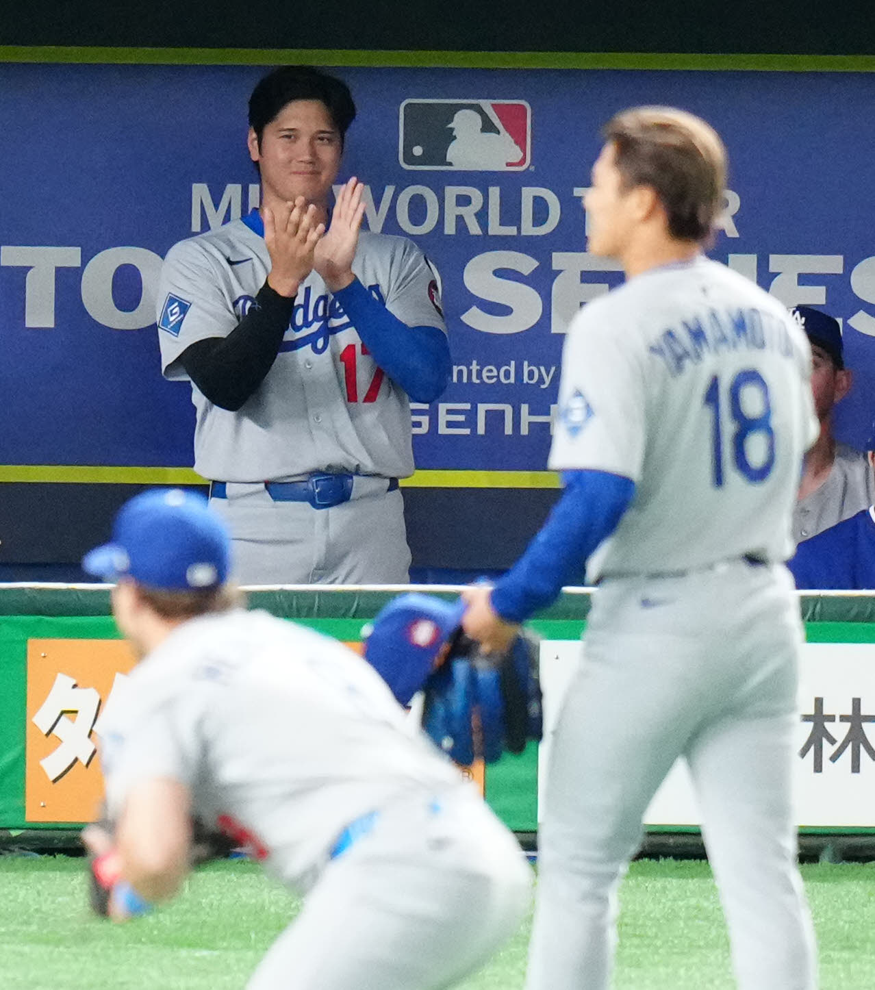 カブス対ドジャース　1回裏終了後、ドジャース先発の山本（右）にベンチから拍手する大谷（撮影・江口和貴）