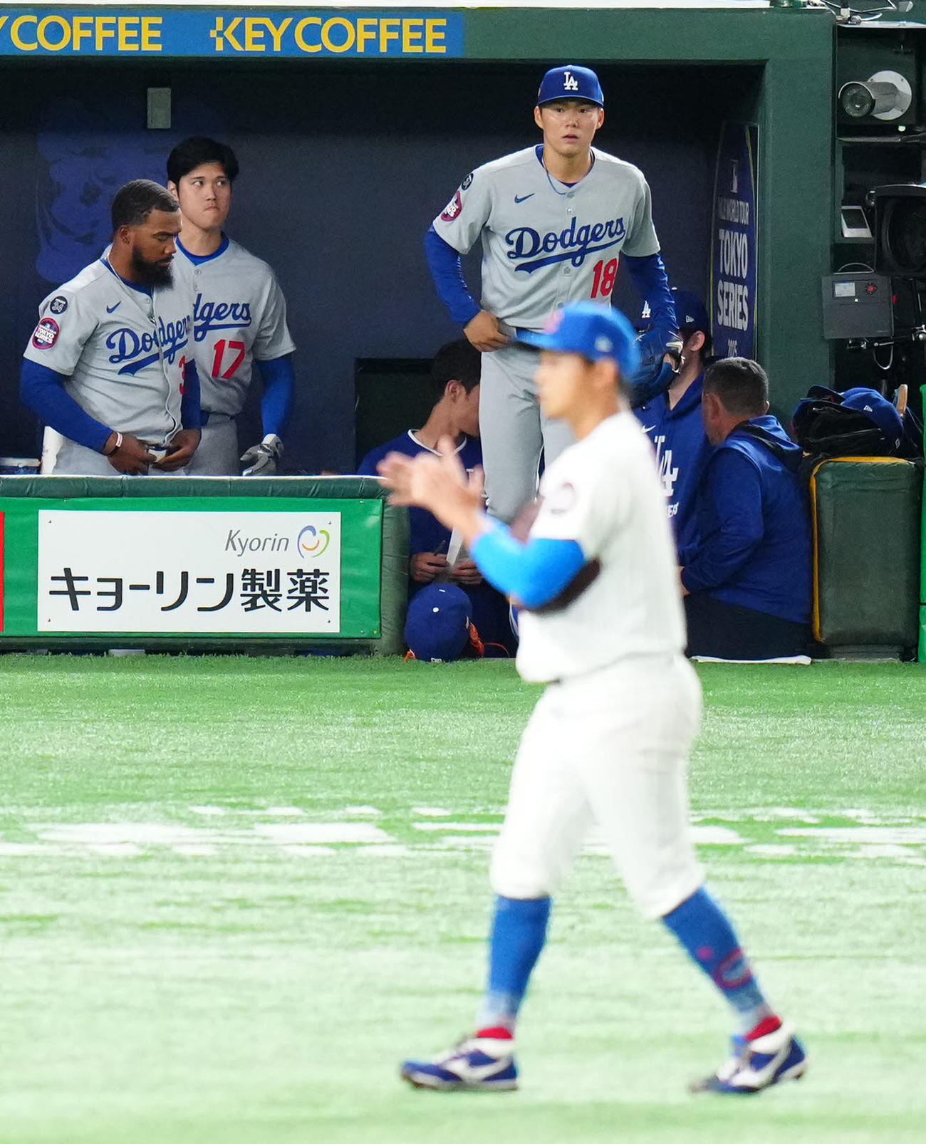 カブス対ドジャース　2回裏開始前、マウンドに向かうドジャース先発の山本。手前はカブス先発の今永（撮影・江口和貴）