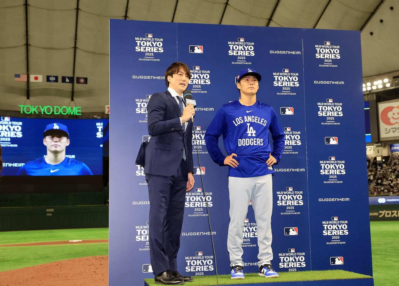 カブス対ドジャース　開幕戦勝利を決め、インタビューに答えるドジャース山本（撮影・浅見桂子）
