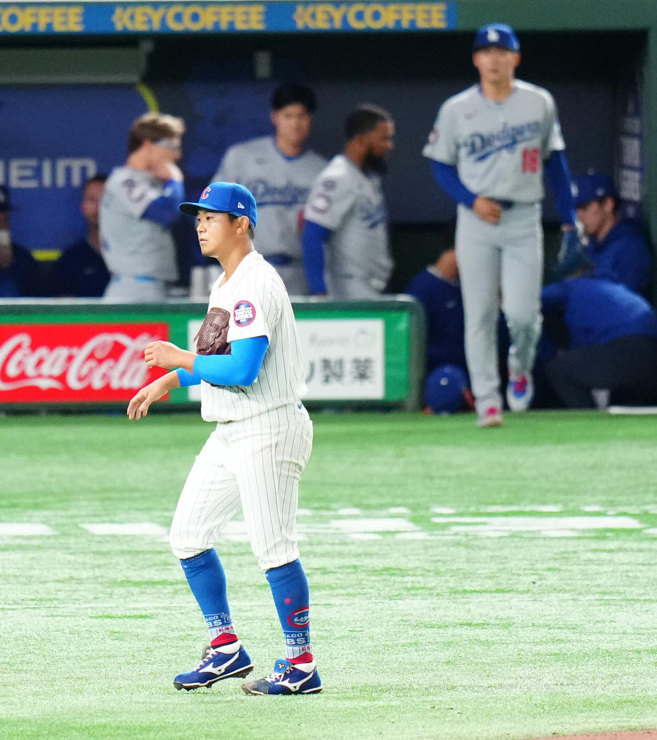 カブス対ドジャース　2回表終了後、ベンチに引き揚げるカブス先発の今永。後方右はドジャース先発の山本（撮影・江口和貴）