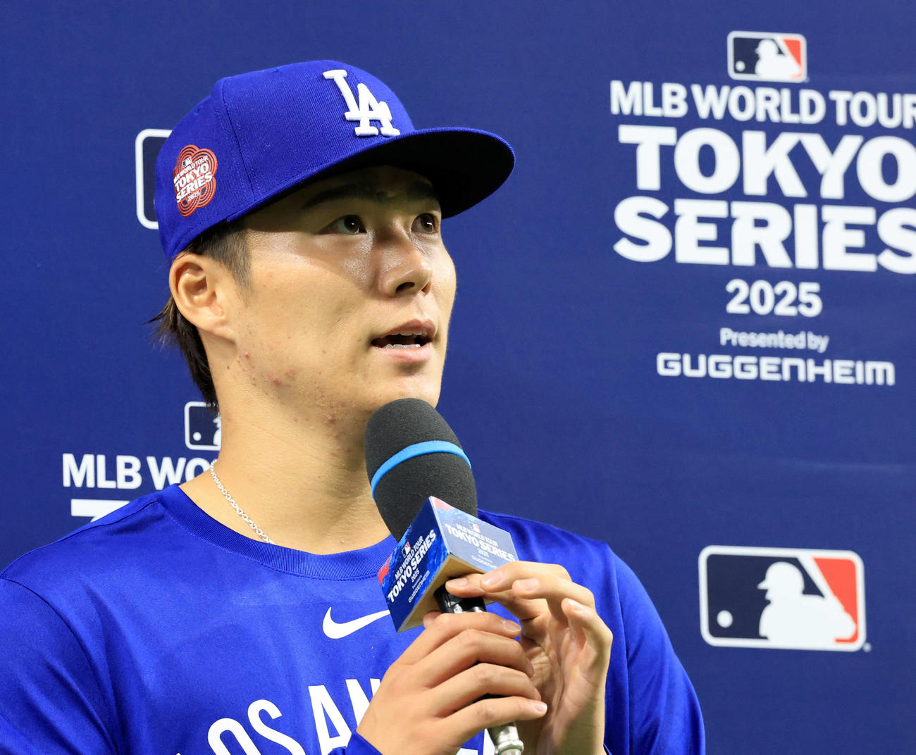 カブス対ドジャース　開幕戦勝利を決め、インタビューに答えるドジャース山本（撮影・浅見桂子）