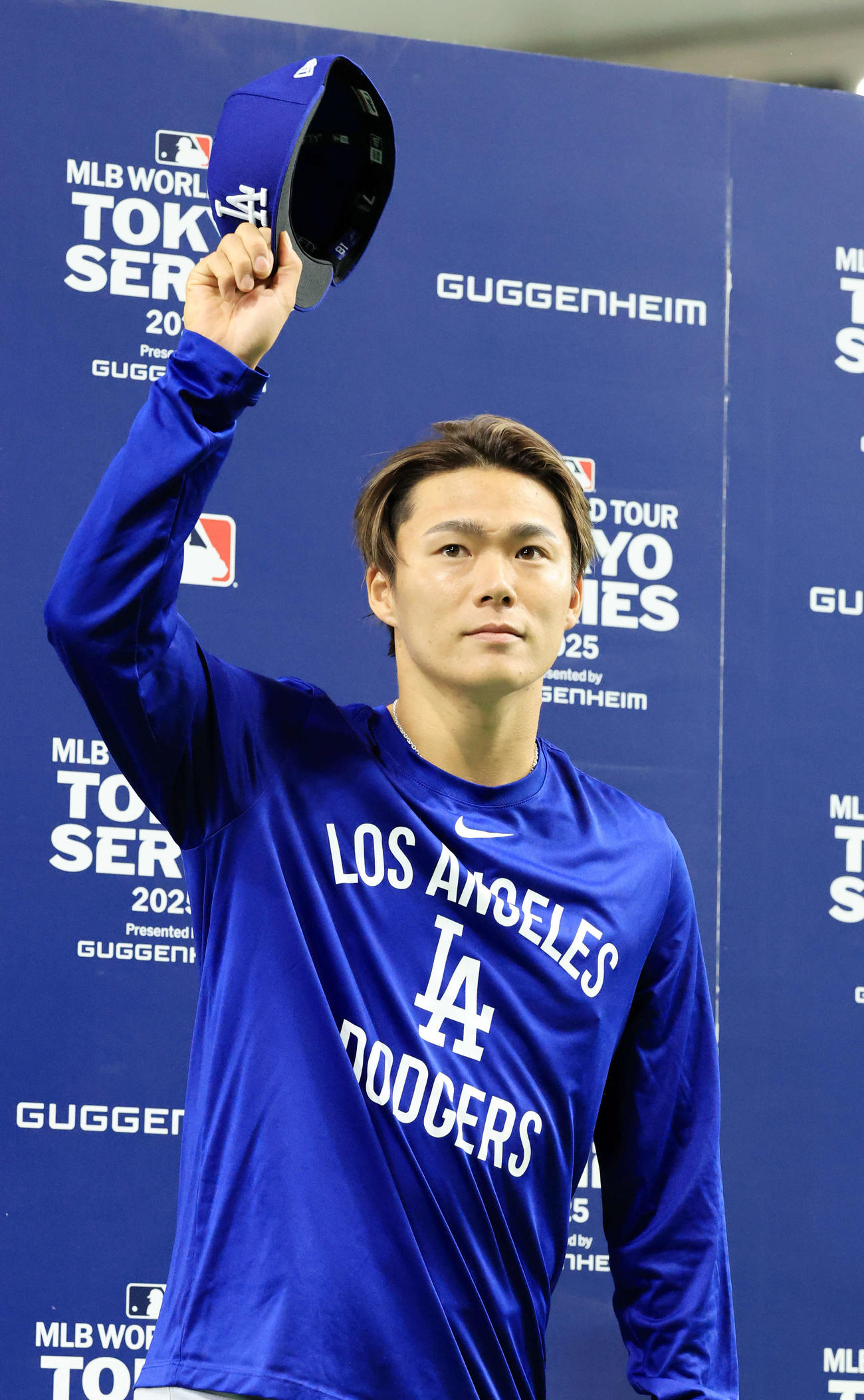 カブス対ドジャース　開幕戦勝利を決め、スタンドにあいさつするドジャース山本（撮影・浅見桂子）
