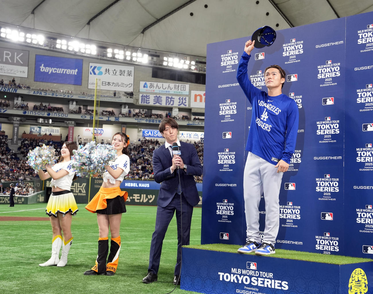 カブス対ドジャース　今季1勝目を挙げヒーローインタビューで声援に応えるドジャースの山本（撮影・たえ見朱実）