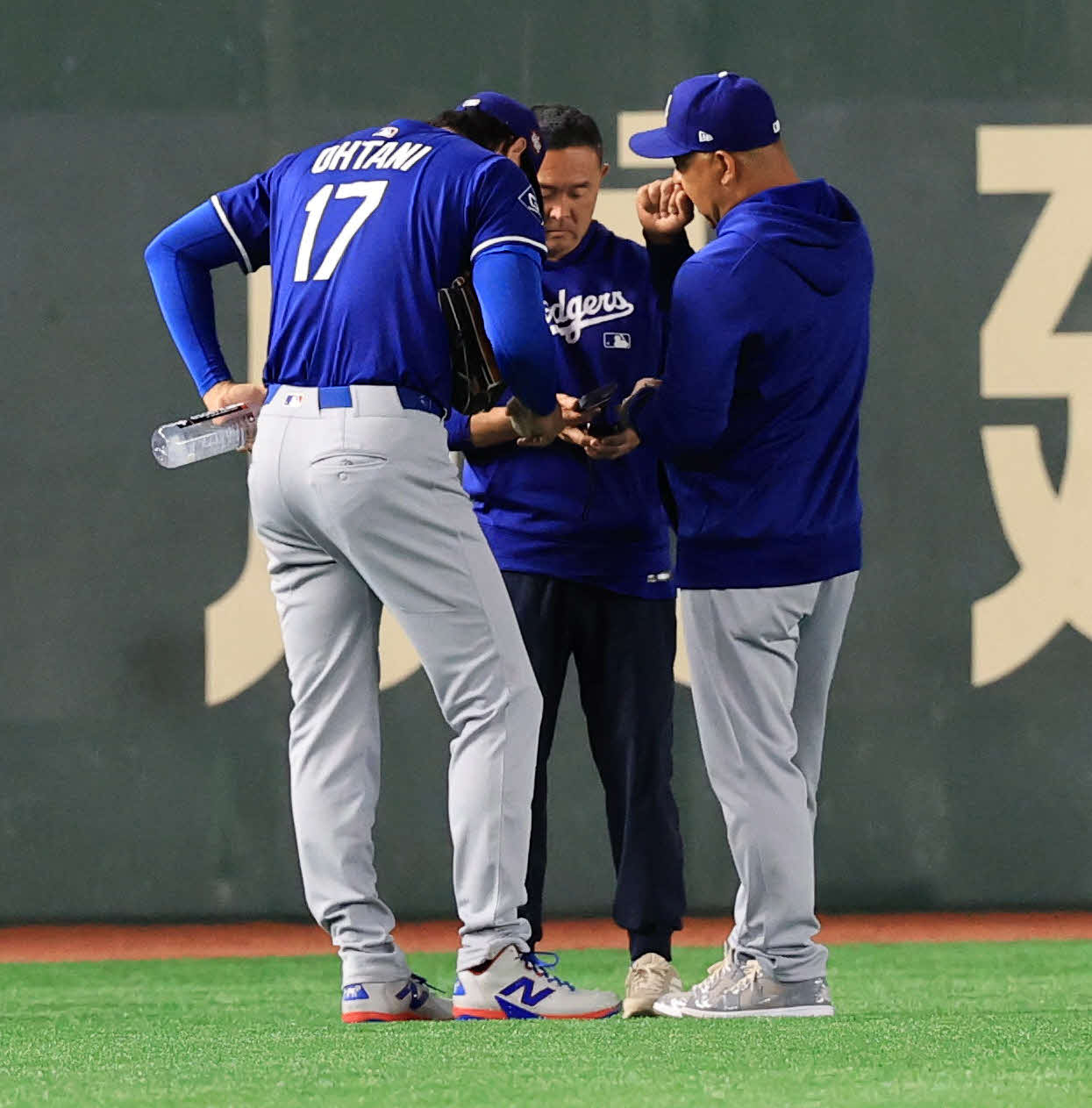 カブス対ドジャース　キャッチボール中、ドジャースのロバーツ監督（右）と話す大谷（撮影・浅見桂子）