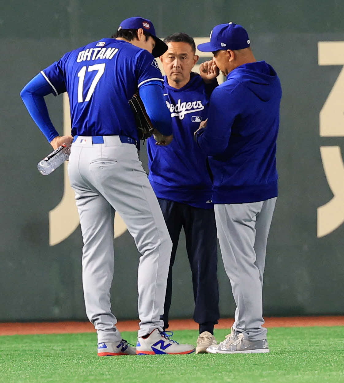 カブス対ドジャース　キャッチボール中、ドジャースのロバーツ監督（右）と話す大谷（撮影・浅見桂子）