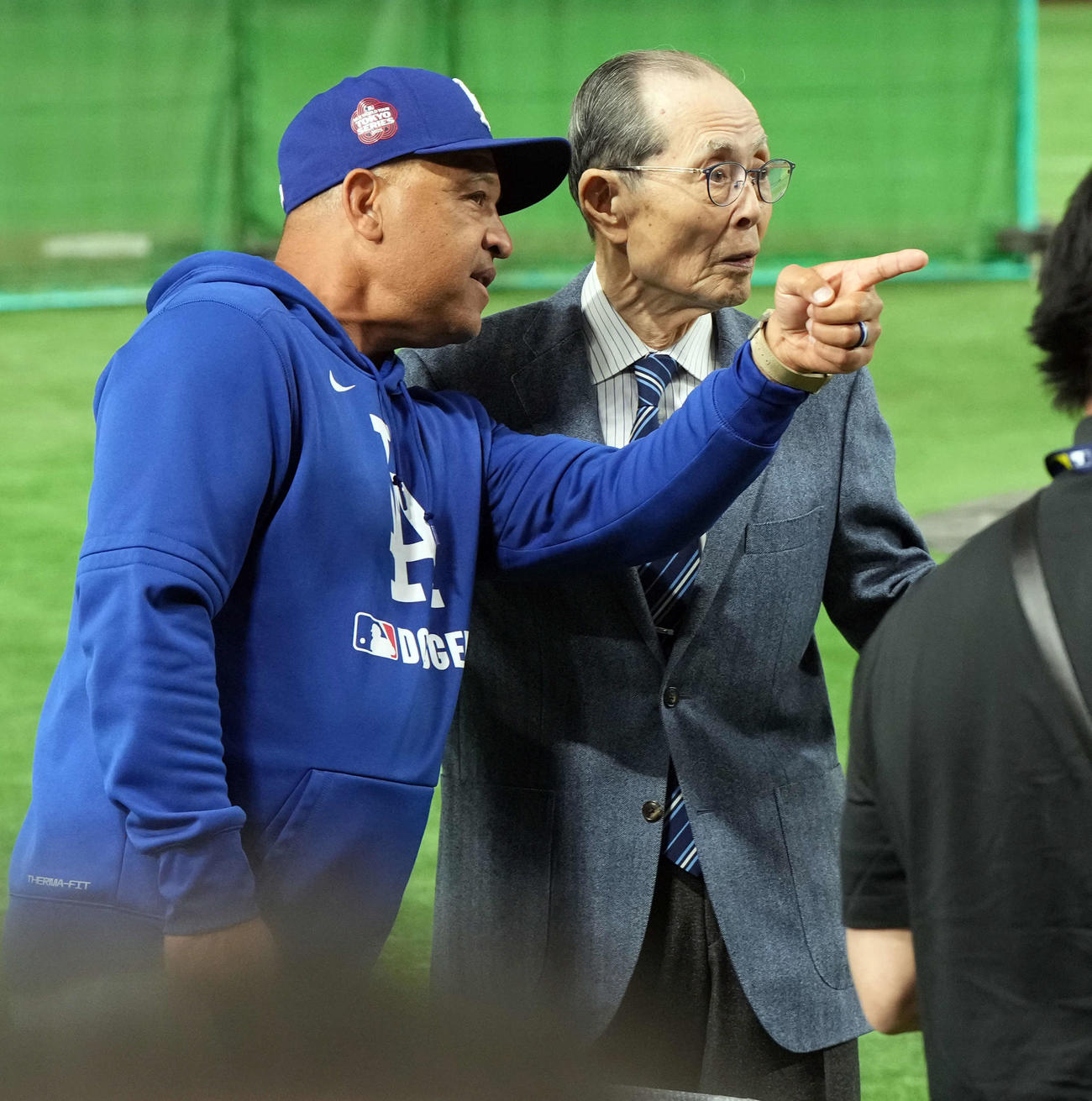 カブス対ドジャース　デーブ・ロバーツ監督と談笑する王貞治ソフトバンク会長（撮影・たえ見朱実）
