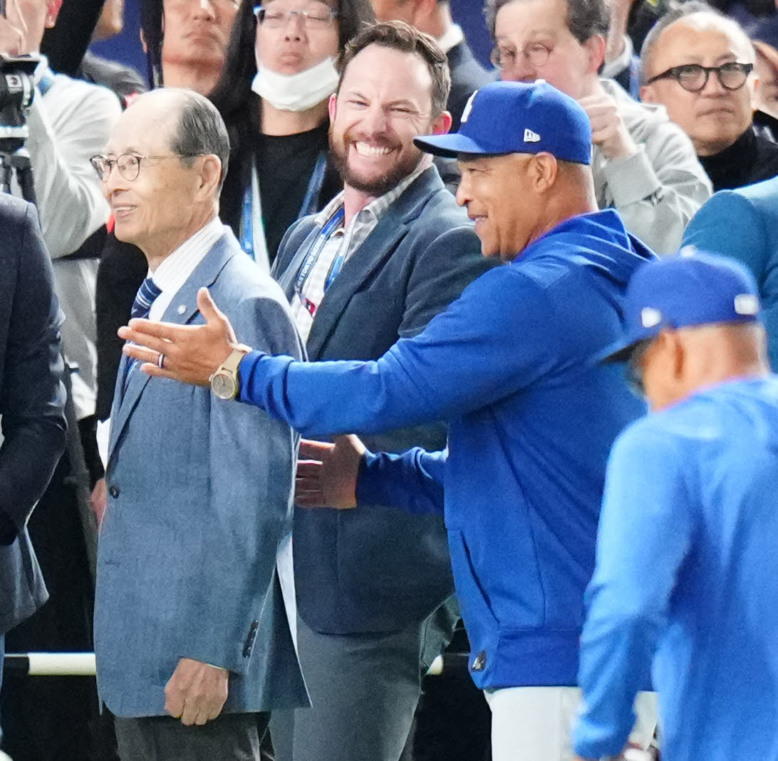 カブス対ドジャース　試合前練習中、交流する王氏（左）とドジャース・ロバーツ監督（右）（撮影・江口和貴）