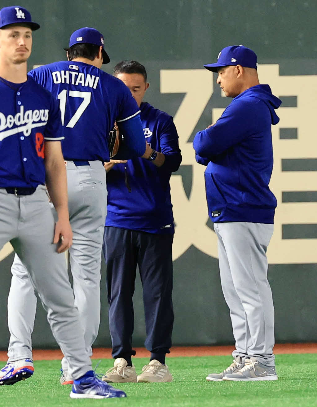 カブス対ドジャース　キャッチボール中、ドジャースのロバーツ監督（右）と話す大谷（撮影・浅見桂子）