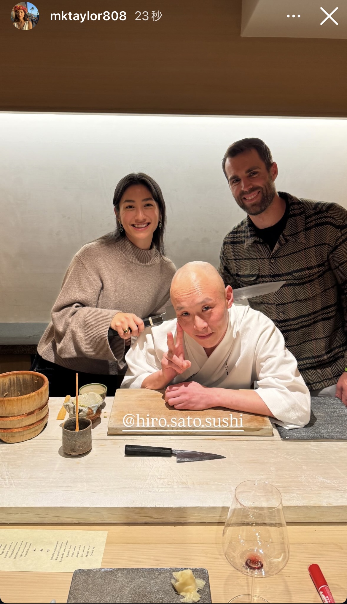 寿司職人の首付近に、笑顔で包丁を手にするドジャースのクリス・テーラーの妻メアリー夫人（メアリー夫人のインスタグラムから）