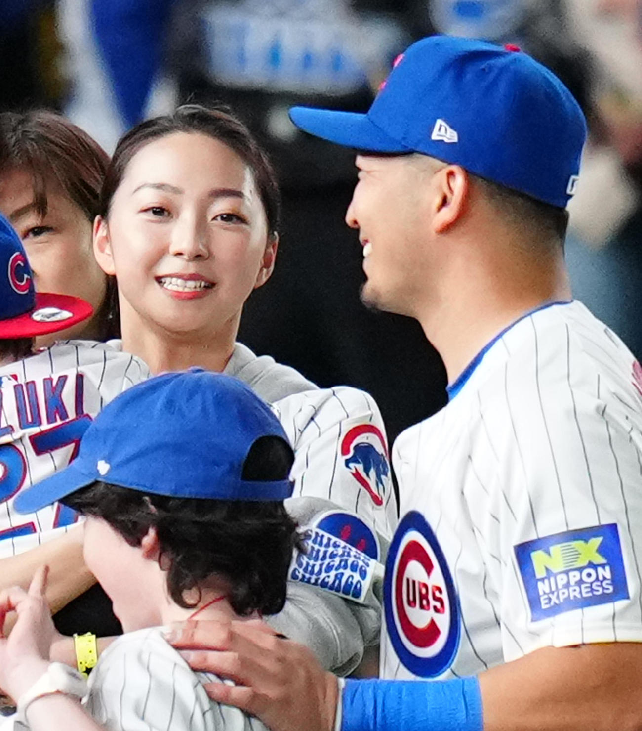 公式戦　カブス対ドジャース　試合後、グラウンドに姿を現したカブス鈴木誠也（右）の妻の畠山愛理さん＝2025年3月18日