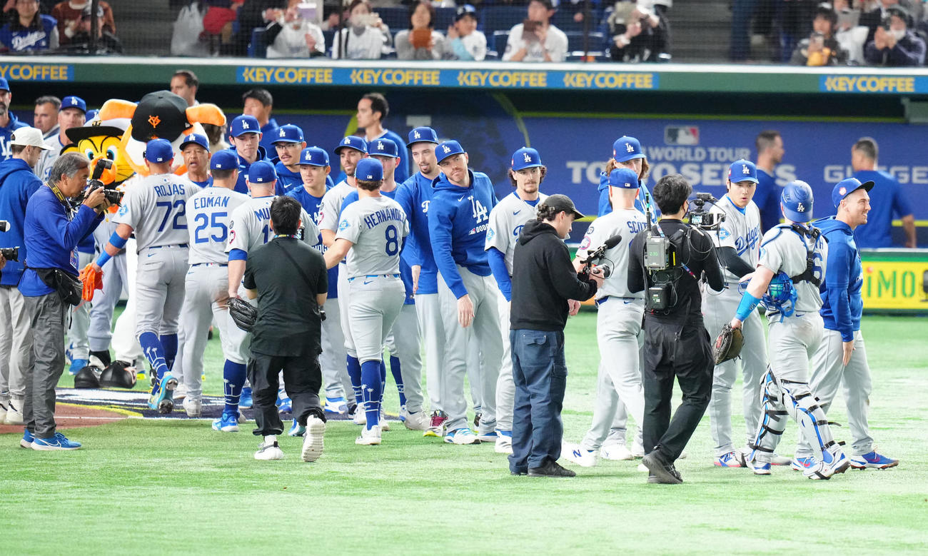カブス対ドジャース　試合後、勝利のタッチを交わすドジャース大谷（右から3人目）ら（撮影・江口和貴）