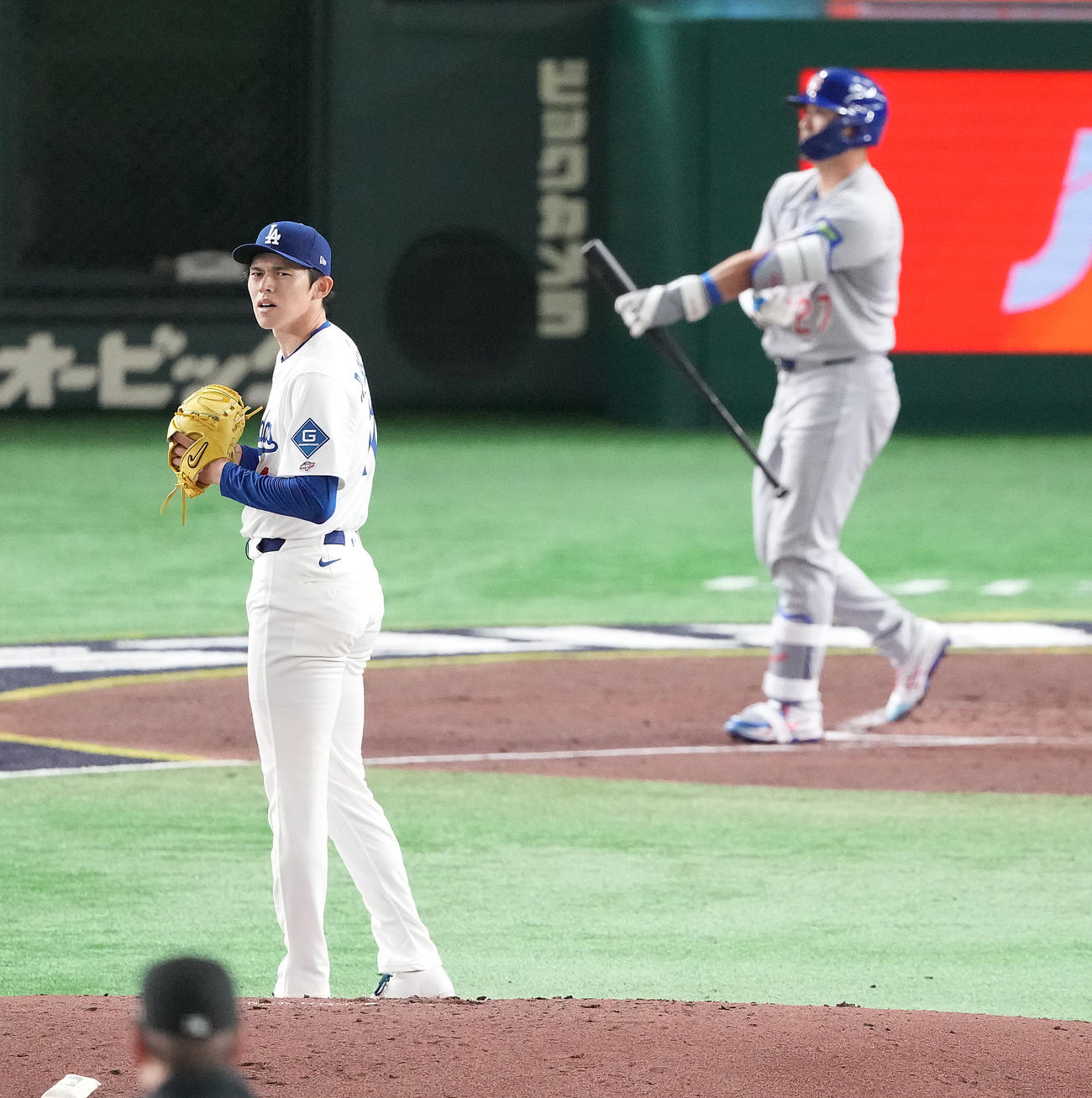 カブス対ドジャース　3回裏カブス1死一、二塁、鈴木に四球を与え、顔をしかめる佐々木（撮影・鈴木みどり）