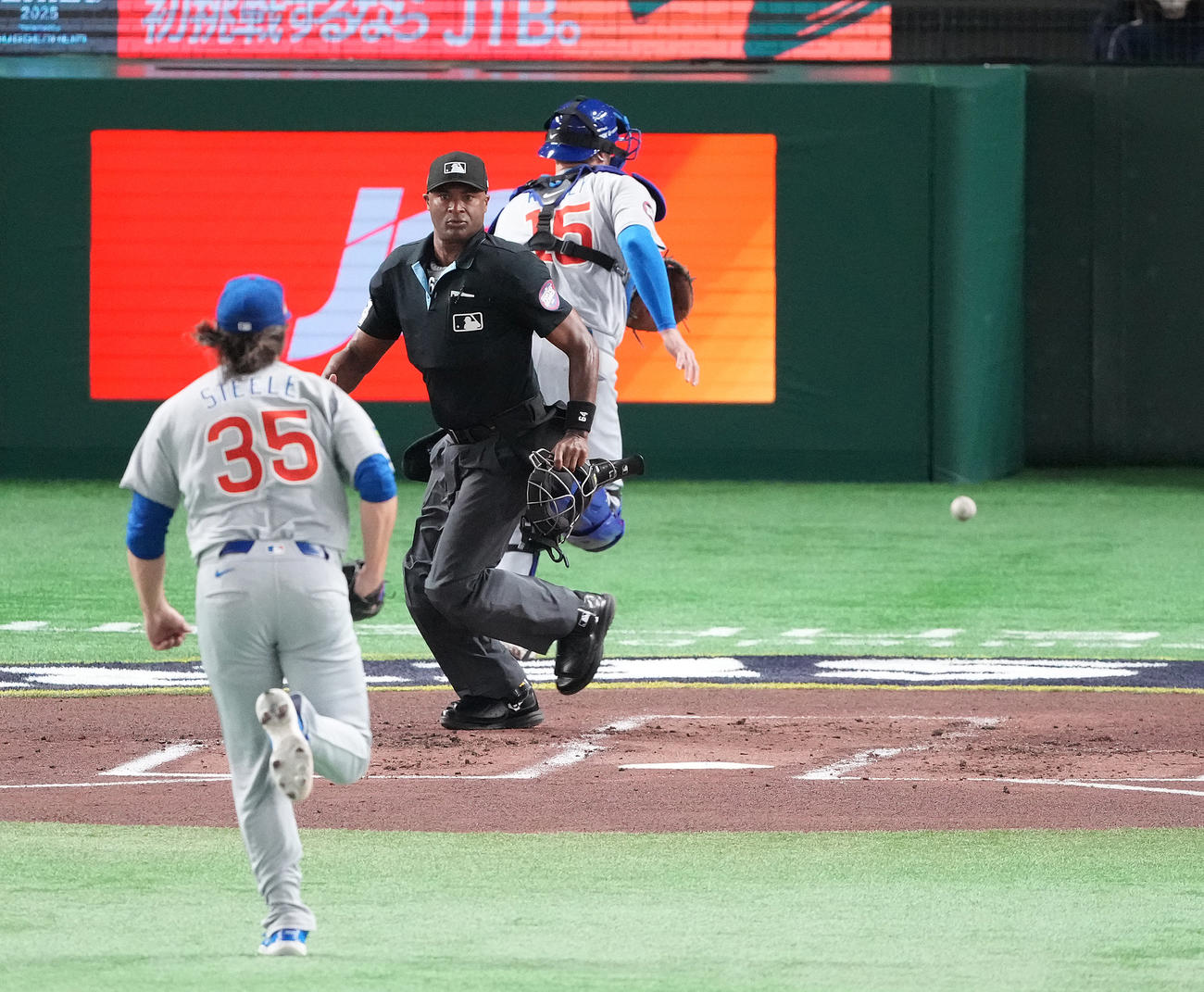 カブス対ドジャース　2回表ドジャース無死二、三塁、打者K・ヘルナンデスの時、暴投するスティール（撮影・鈴木みどり）
