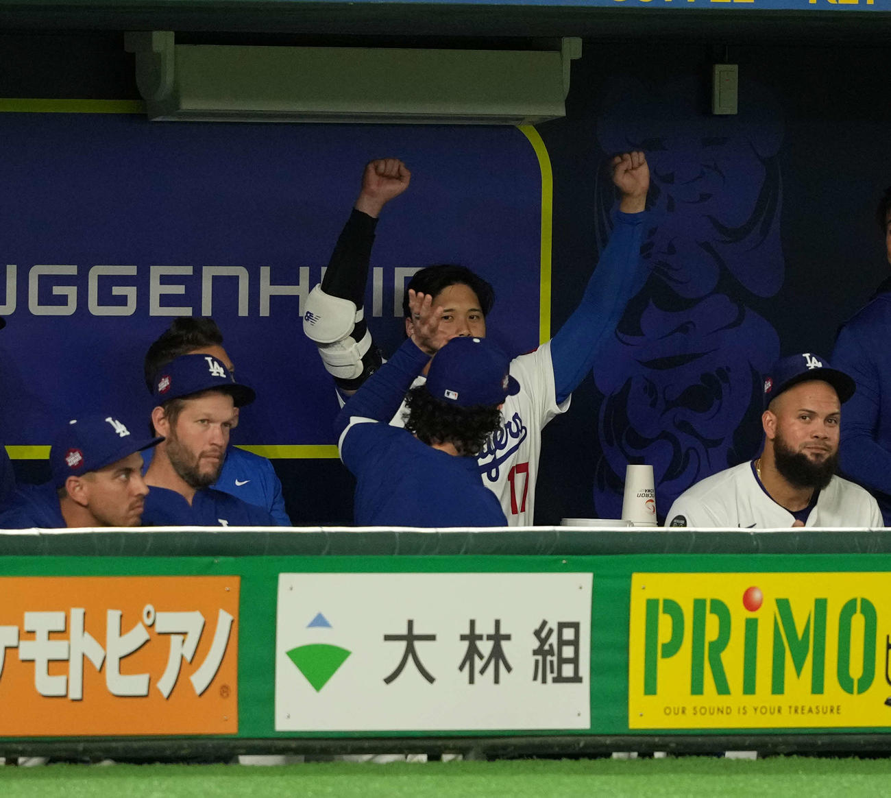 カブス対ドジャース　5回裏ドジャース1死、本塁打が認められ大谷（中央）はガッツポーズ（撮影・井上学）