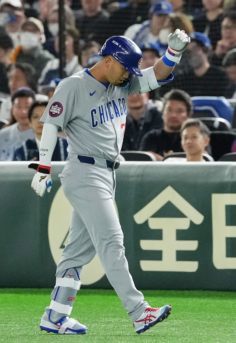 カブス対ドジャース　6回裏カブス2死一塁、三ゴロに倒れ肩を落とす鈴木（撮影・横山健太）