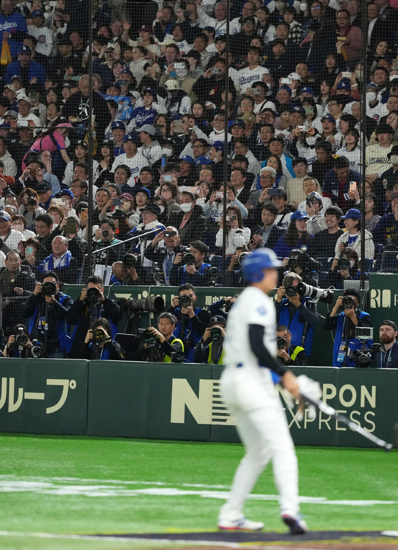 カブス対ドジャース　7回表ドジャース2死二塁、大谷が申告敬遠され観客席からはブーイングが起こる（撮影・横山健太）