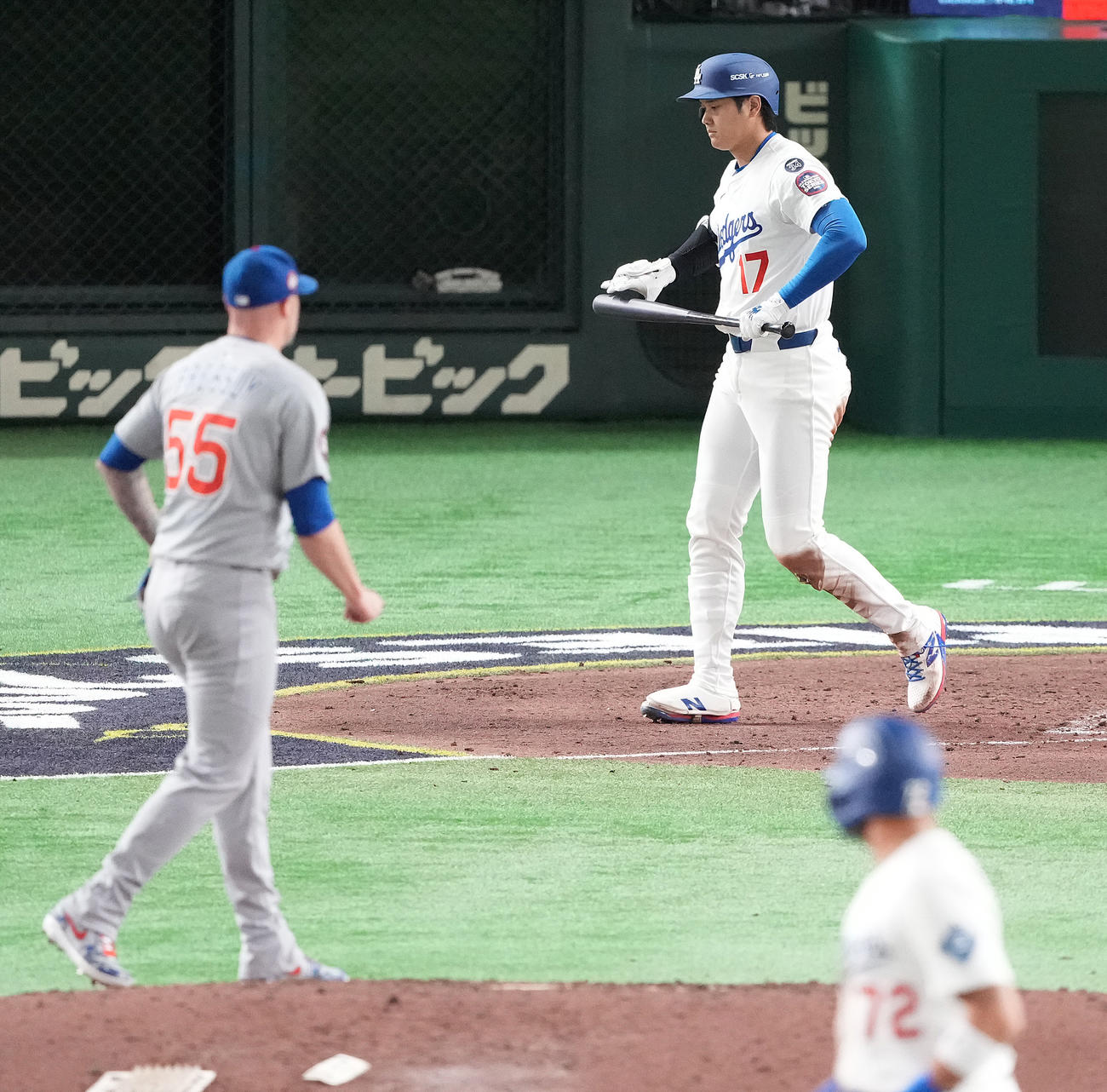カブス対ドジャース　9回表ドジャース1死一、二塁、四球を選ぶ大谷。投手プレスリー（撮影・鈴木みどり）
