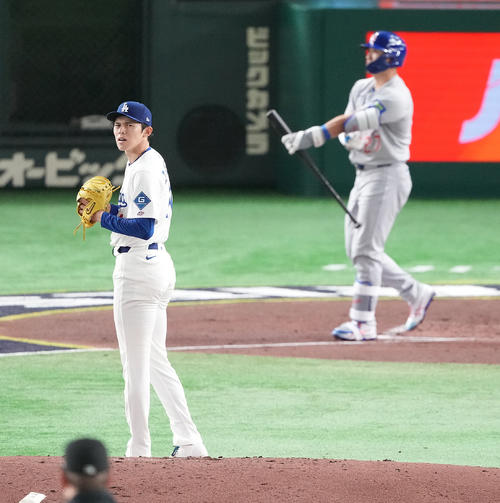 カブス対ドジャース　3回裏カブス1死一、二塁、鈴木に四球を与え、顔をしかめる佐々木（撮影・鈴木みどり）