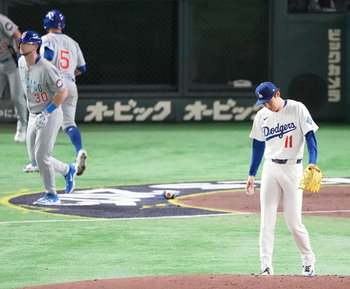 カブス対ドジャース　3回裏カブス1死満塁、タッカーに押し出し四球を与え失点し、うつむく佐々木（撮影・鈴木みどり）