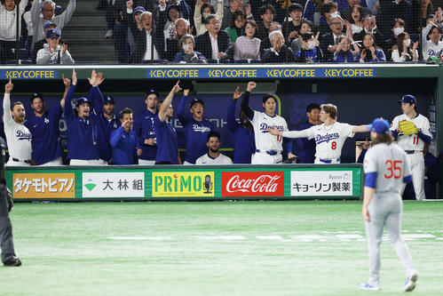 カブス対ドジャース　3回表ドジャース2死、エドマンがソロ本塁打を放ち喜ぶ山本（中央）と大谷（同右）と佐々木（右端）ら（撮影・宮地輝）