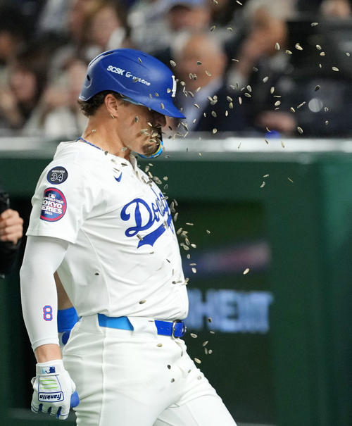 カブス対ドジャース　4回表ドジャース1死二塁、左越え2点本塁打を放ちヒマワリシャワーを浴びるキケ・ヘルナンデス（撮影・横山健太）