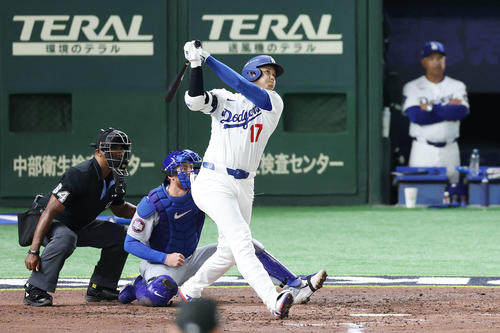 カブス対ドジャース　5回表ドジャース1死、ソロ本塁打を放つ大谷（撮影・宮地輝）