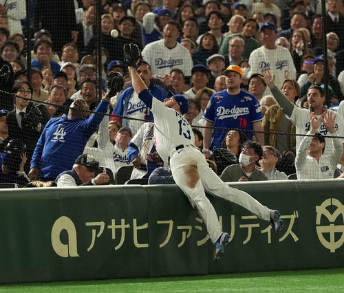 カブス対ドジャース　カブス対ドジャース　6回裏カブス1死一塁、ハップの邪飛を追うマンシー（撮影・井上学）