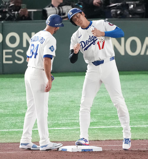 カブス対ドジャース　7回表ドジャース2死二塁、申告敬遠で出塁し、一塁上でポーズを取る大谷（撮影・鈴木みどり）