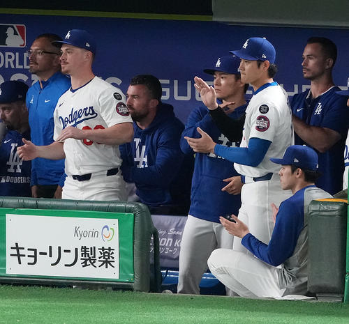 カブス対ドジャース　カブスに勝利しベンチで手をたたくドジャースの、右から2人目から佐々木、大谷、山本（撮影・鈴木みどり）