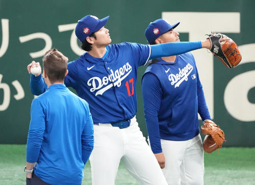 カブス対ドジャース　客席にボールを投げ入れるドジャース大谷（撮影・鈴木みどり）