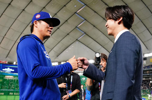 カブス対ドジャース　あいさつを交わすドジャース山本（左）と亀梨和也（撮影・横山健太）