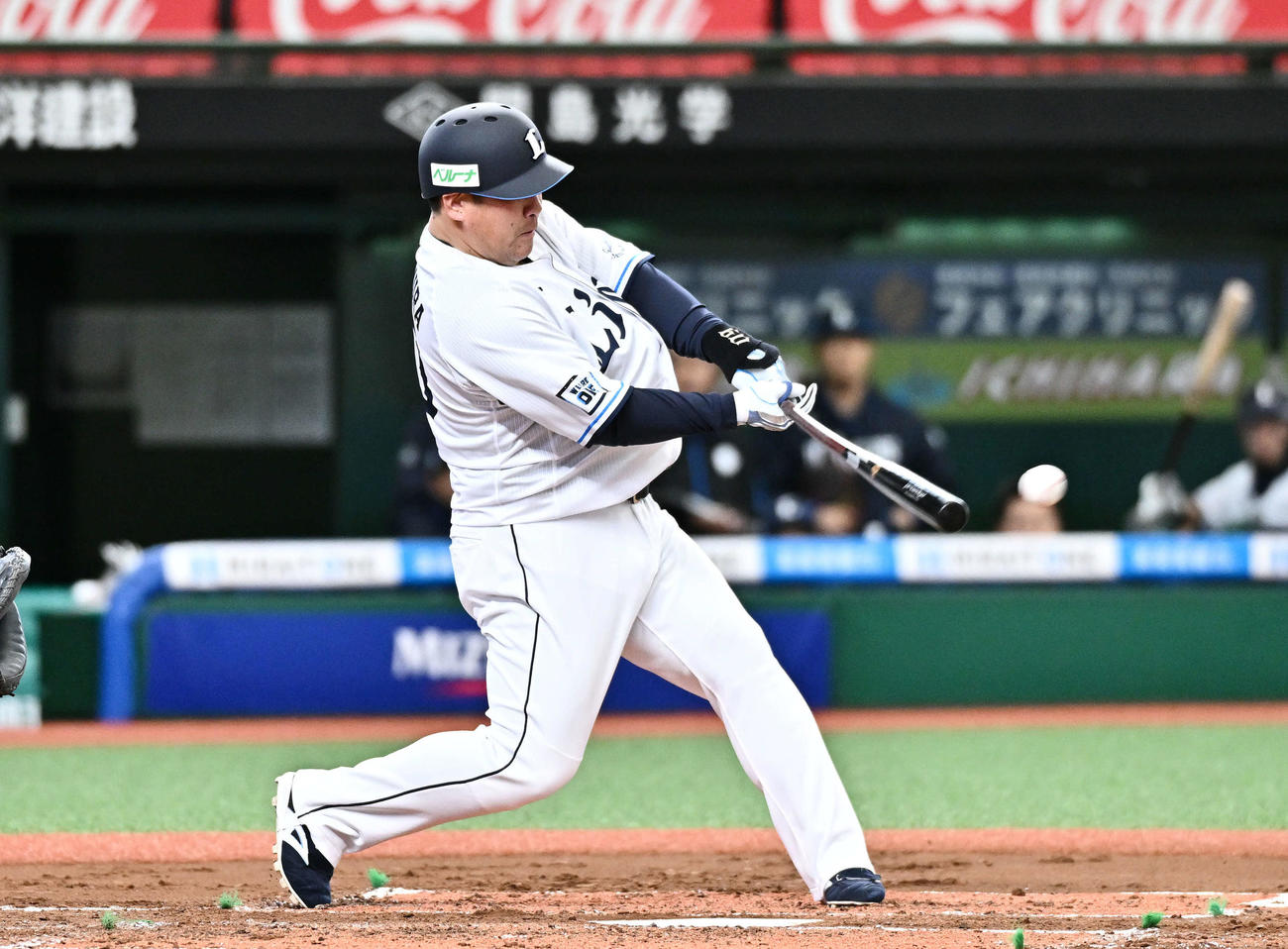 西武対広島　2回裏西武無死、中村剛は左翼に二塁打を放つ（撮影・滝沢徹郎）