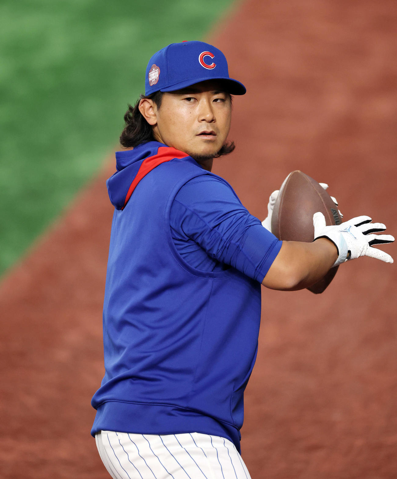 カブス対ドジャース　試合前、アメフトボールを投げるカブス今永（撮影・宮地輝）