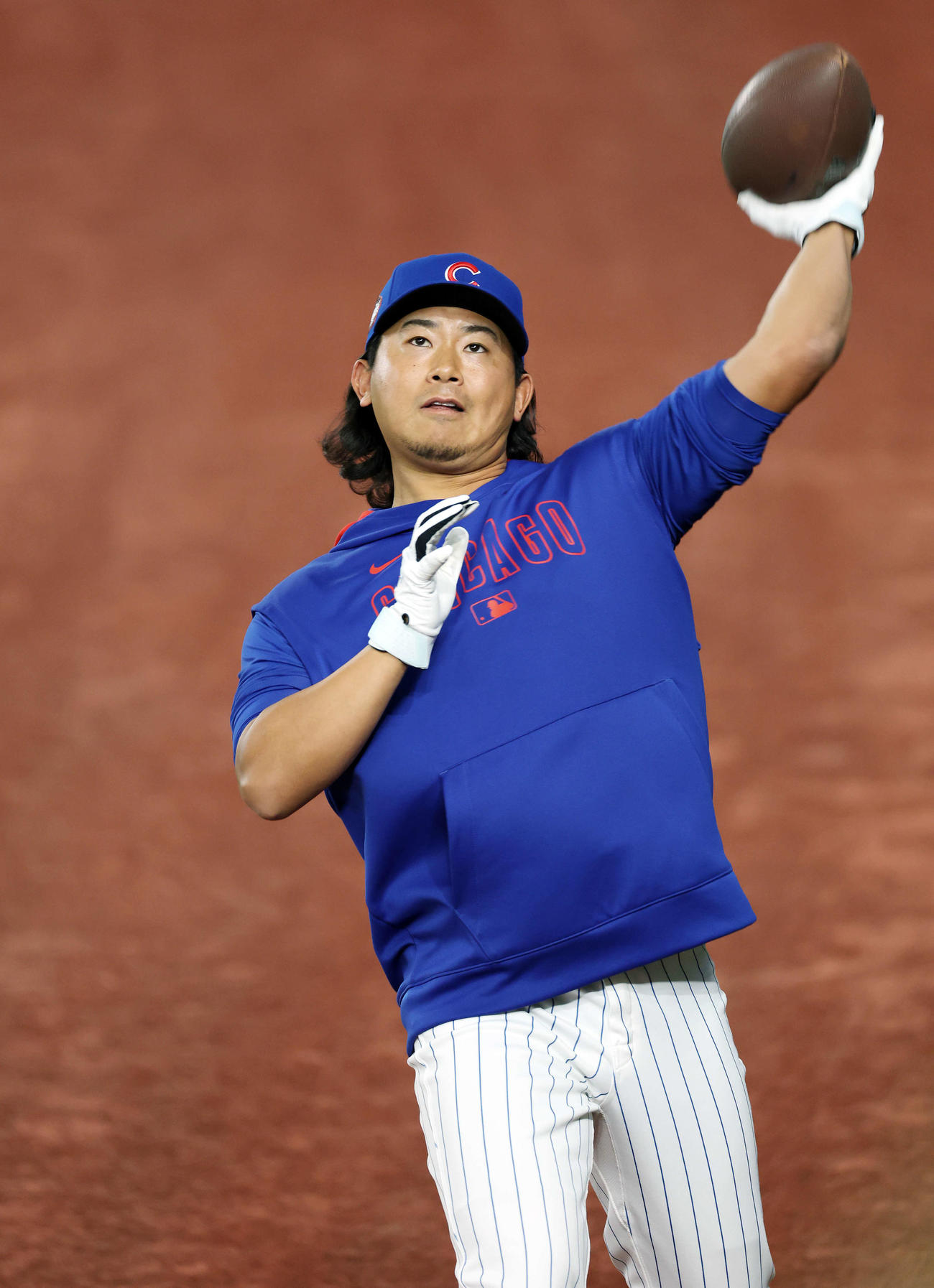 カブス対ドジャース　試合前、アメフトボールを投げるカブス今永（撮影・宮地輝）