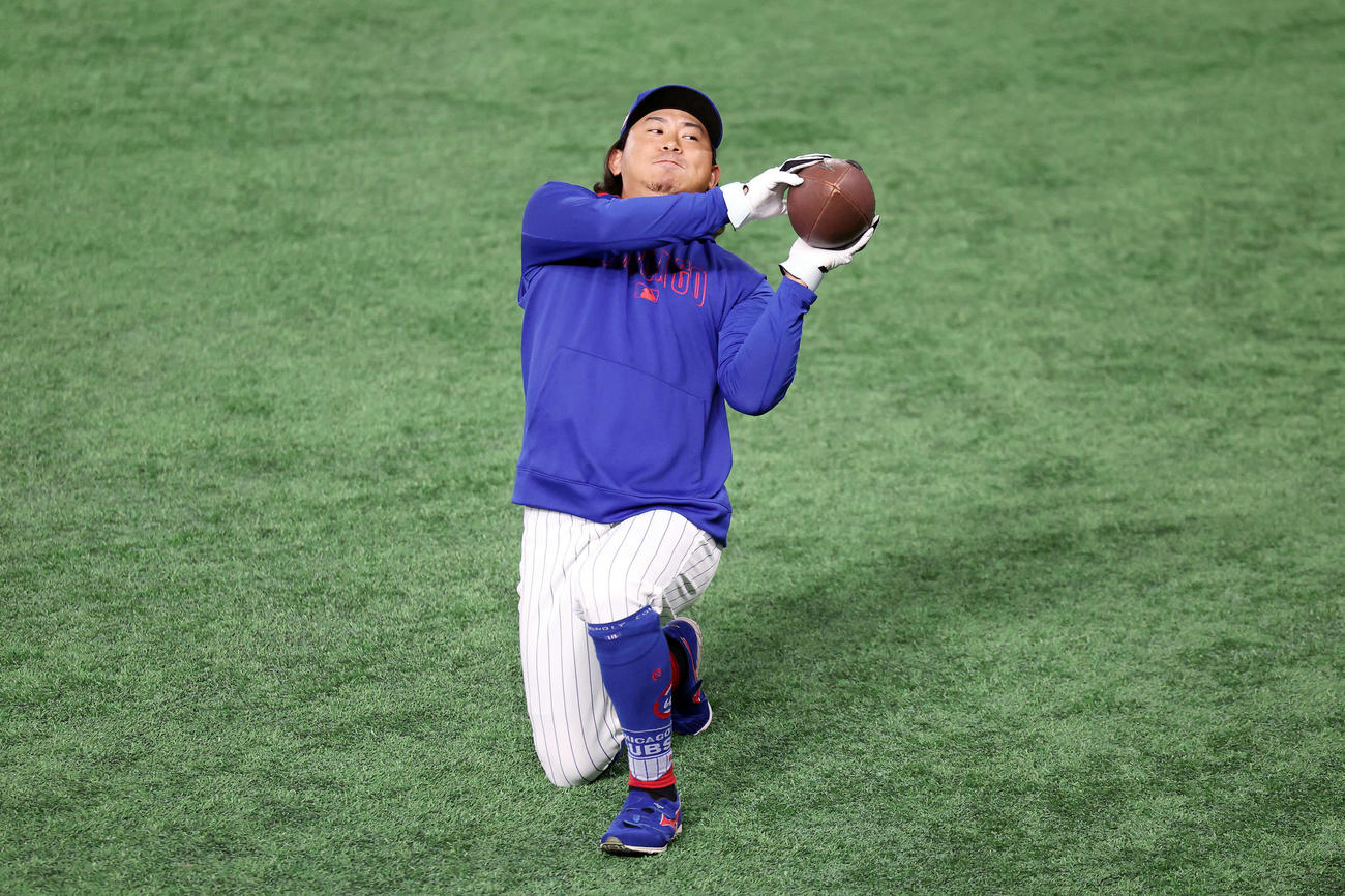 カブス対ドジャース　試合前、アメフトボールを捕球するカブス今永（撮影・宮地輝）