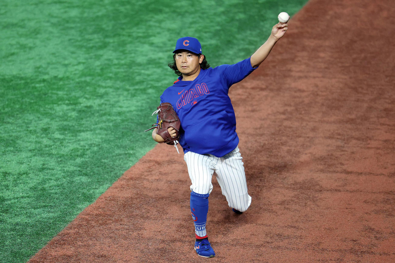 カブス対ドジャース　試合前、キャッチボールするカブス今永（撮影・宮地輝）