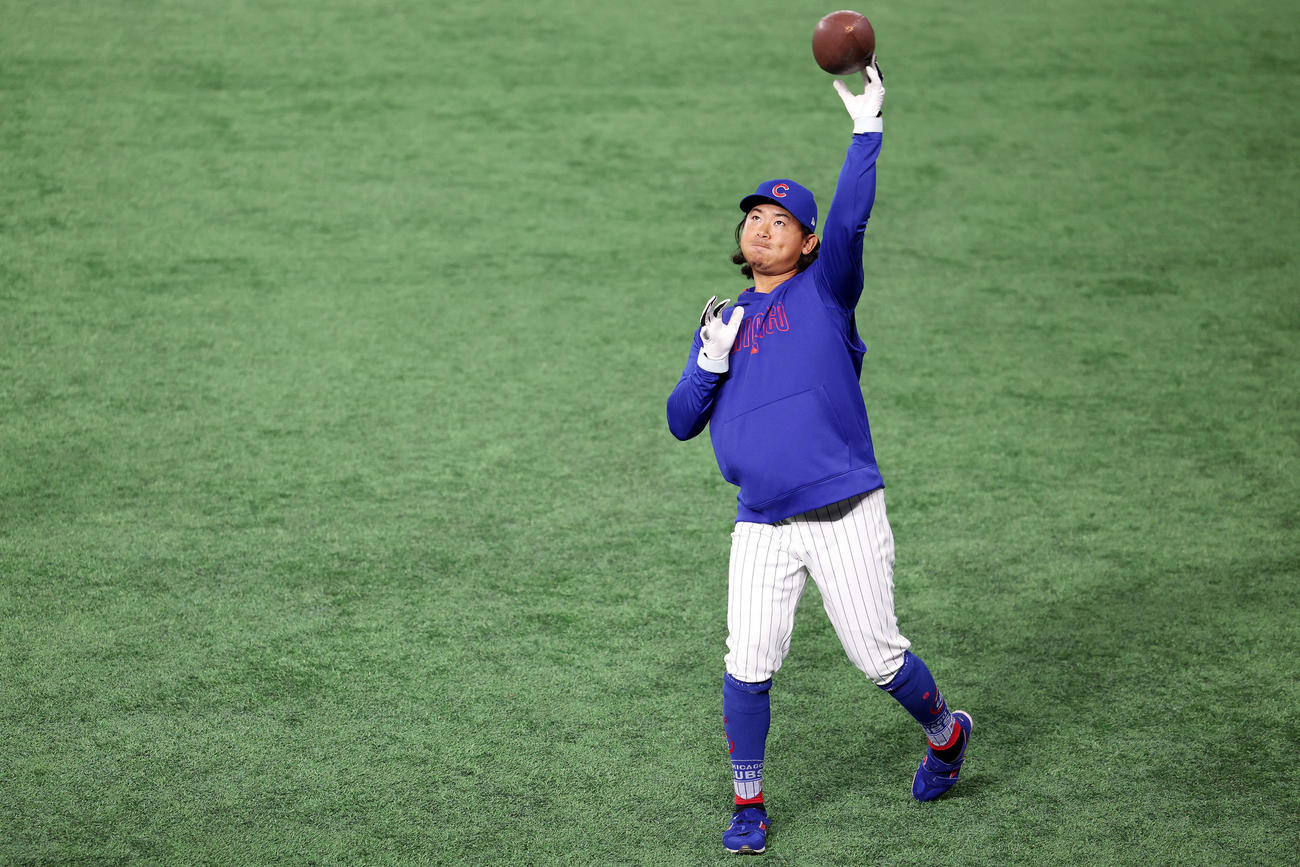 カブス対ドジャース　試合前、アメフトボールを投げるカブス今永（撮影・宮地輝）
